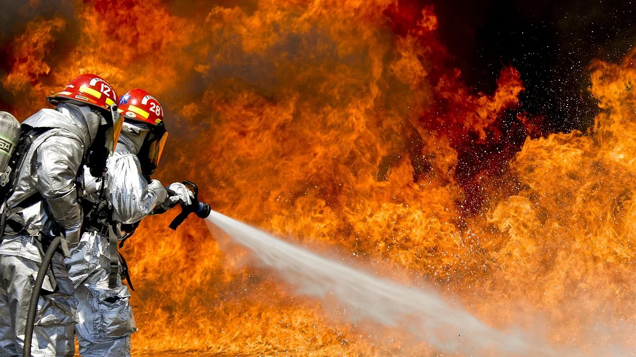 Sinalização de risco em ambiente com equipamentos industriais.