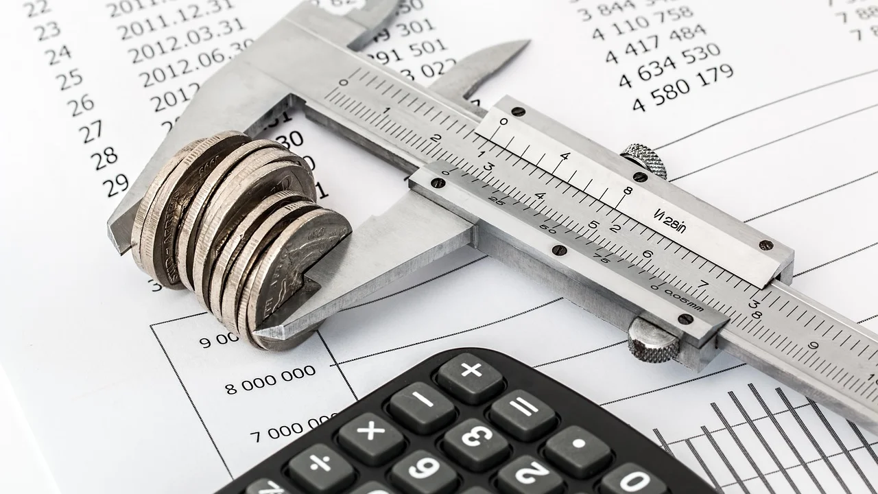 Pessoa analisa informações financeiras antes de contratar crédito