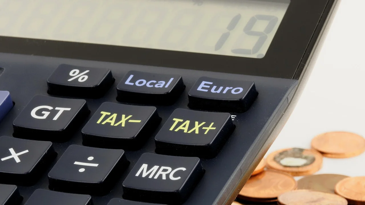 Caderno com fórmulas de matemática financeira e calculadora