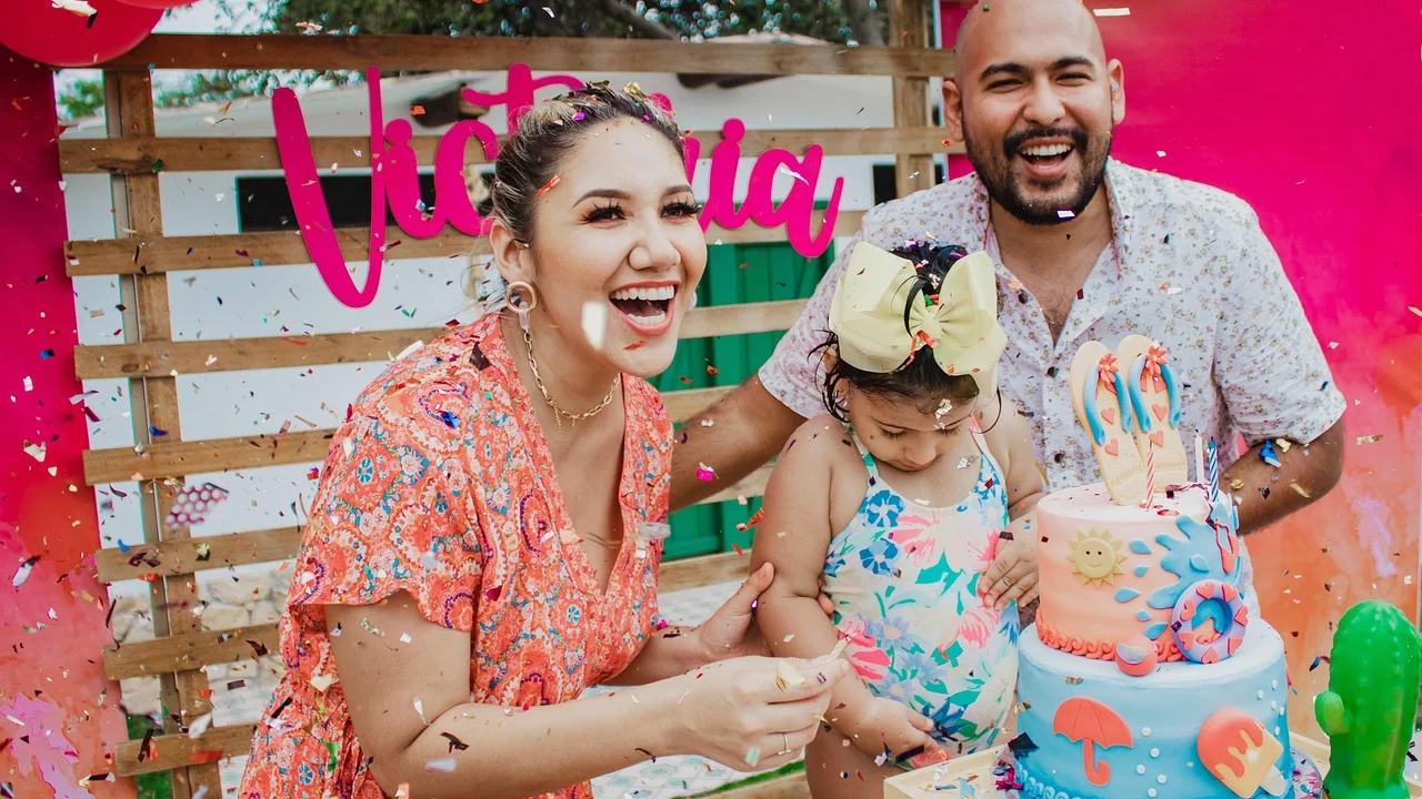 Família celebra o aniversário do filho com bolo e velas.