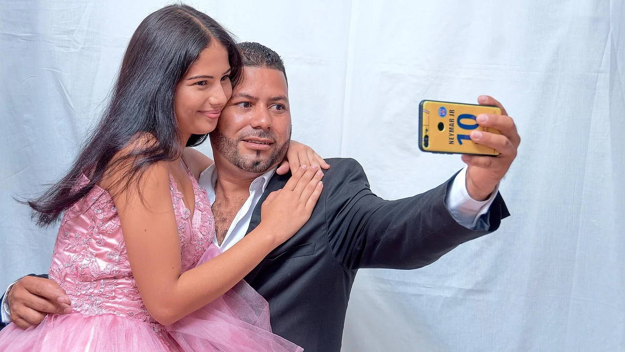 Família reunida para celebrar o aniversário do pai.