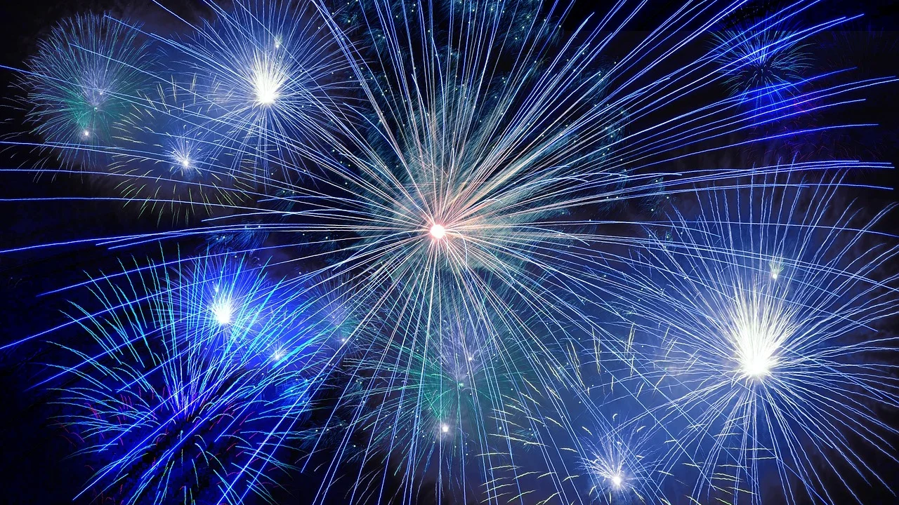 Taças erguidas em uma celebração de virada