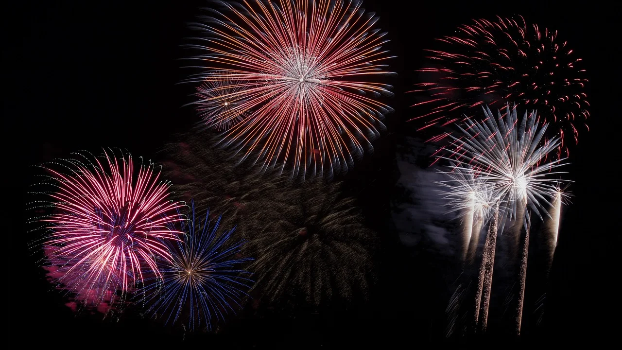 Fogos de artifício iluminando o céu noturno