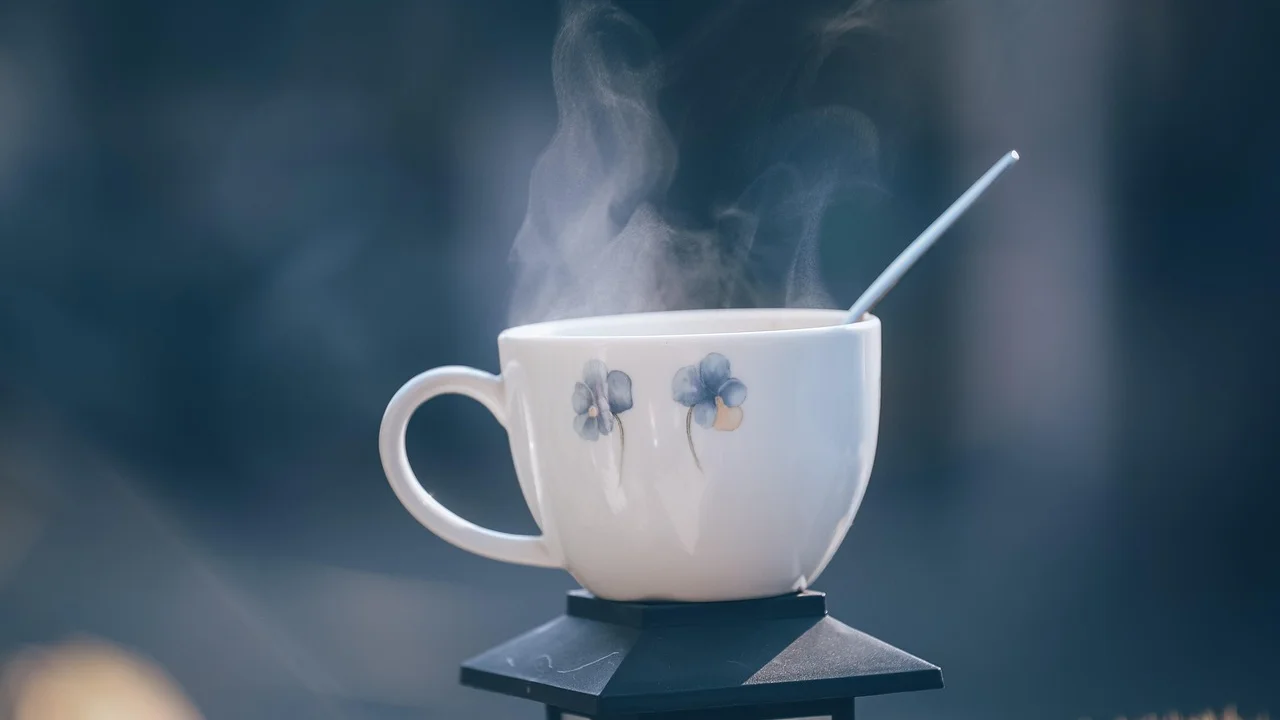 Xícara de café sobre a mesa em uma manhã tranquila.