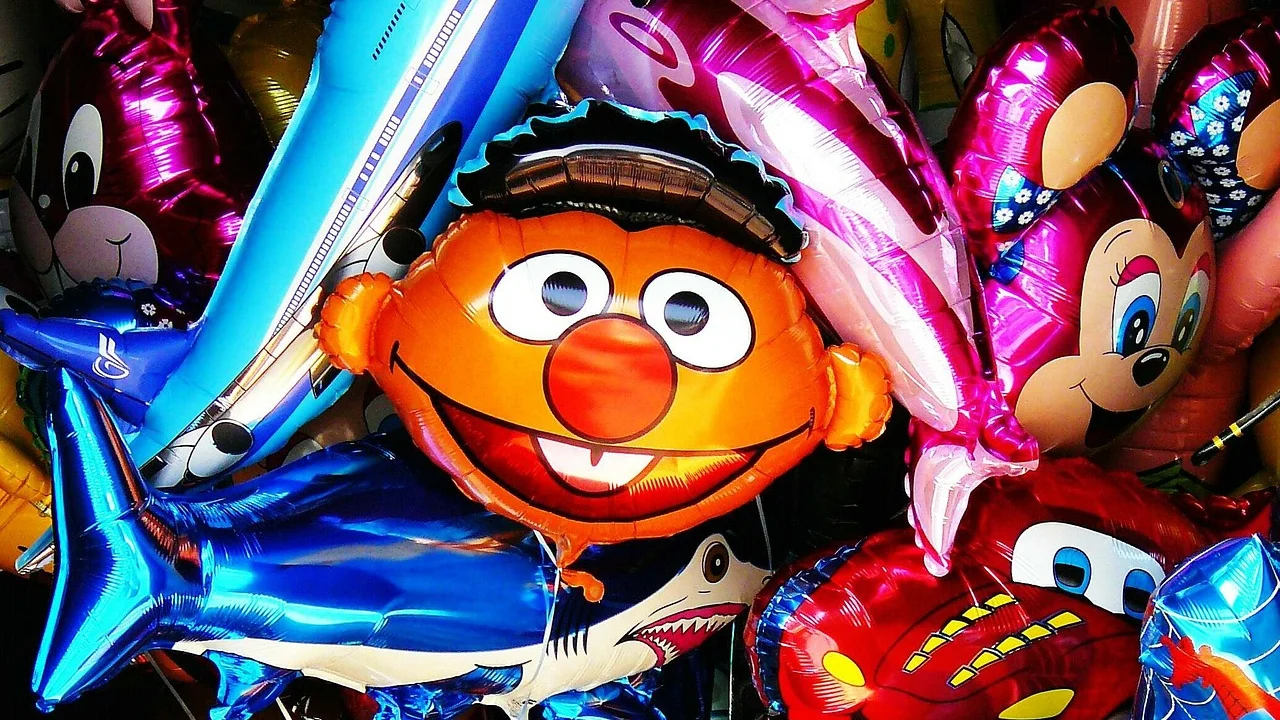 Balões e brinquedos compõem uma celebração da infância.