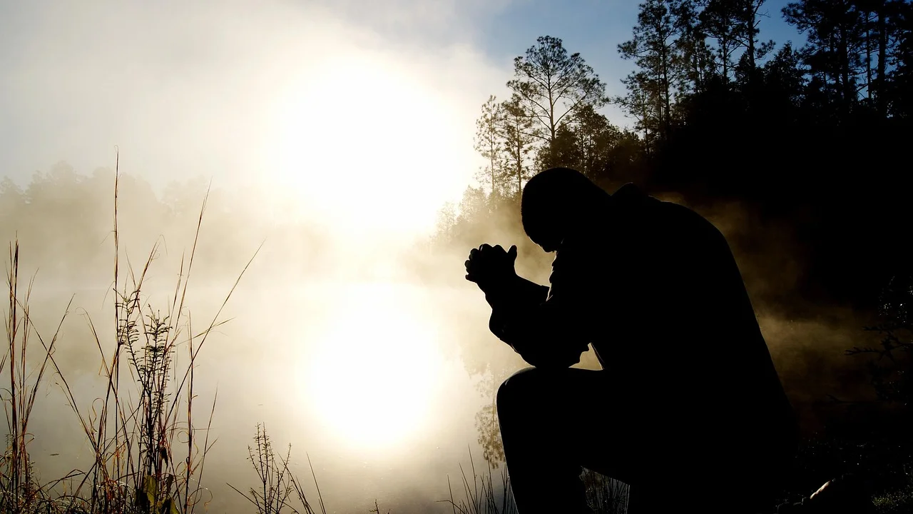 Pessoa observando o horizonte em busca de serenidade e coragem.