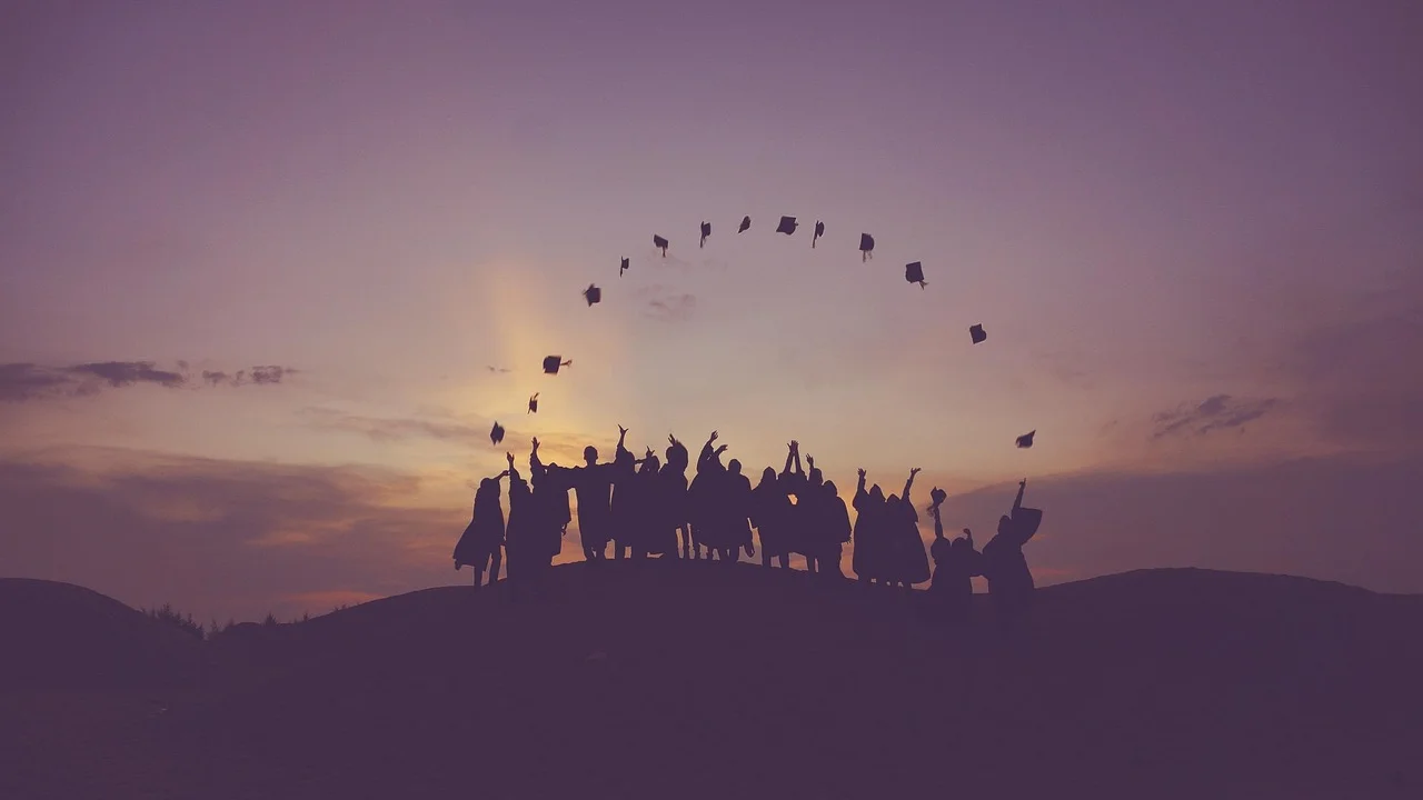 Estudante do 9º ano com beca em dia de formatura.