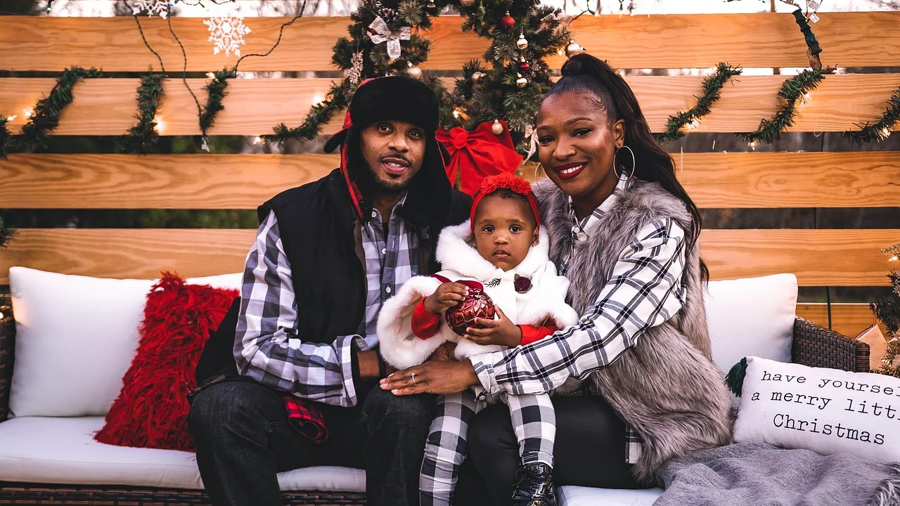 Família reunida para celebrar o Natal em casa.
