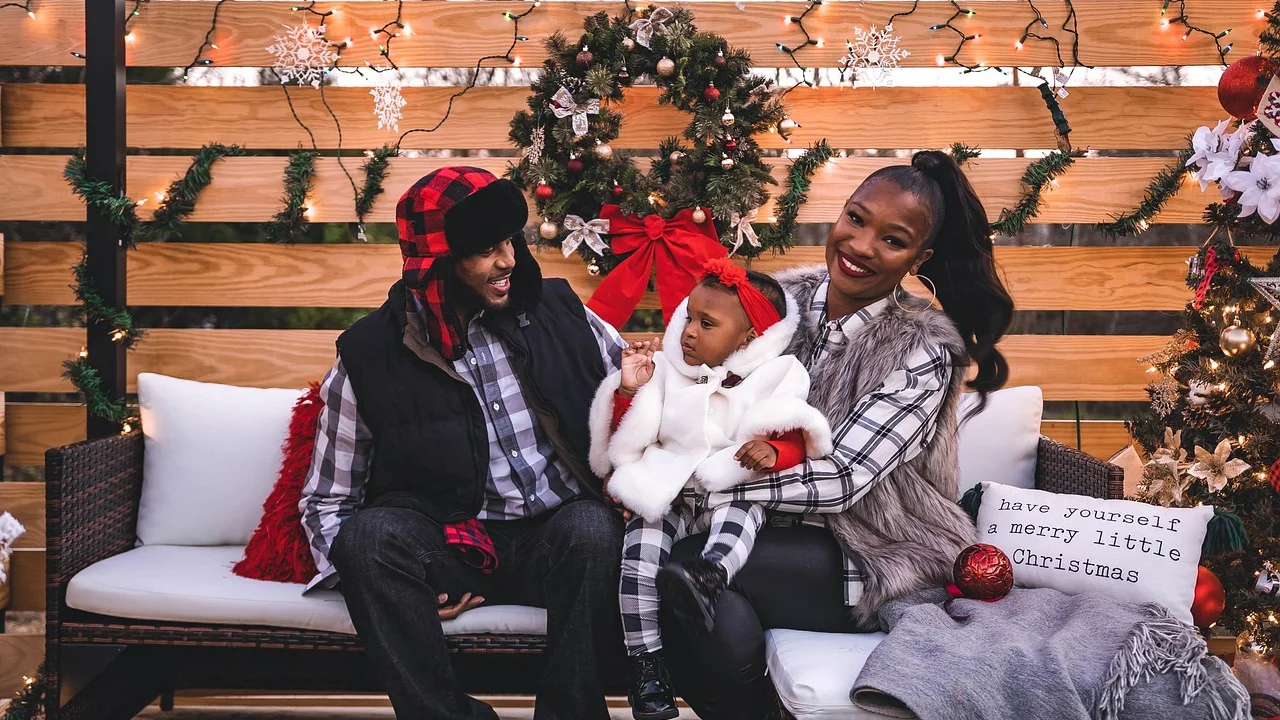 Árvore de Natal iluminada em sala decorada.