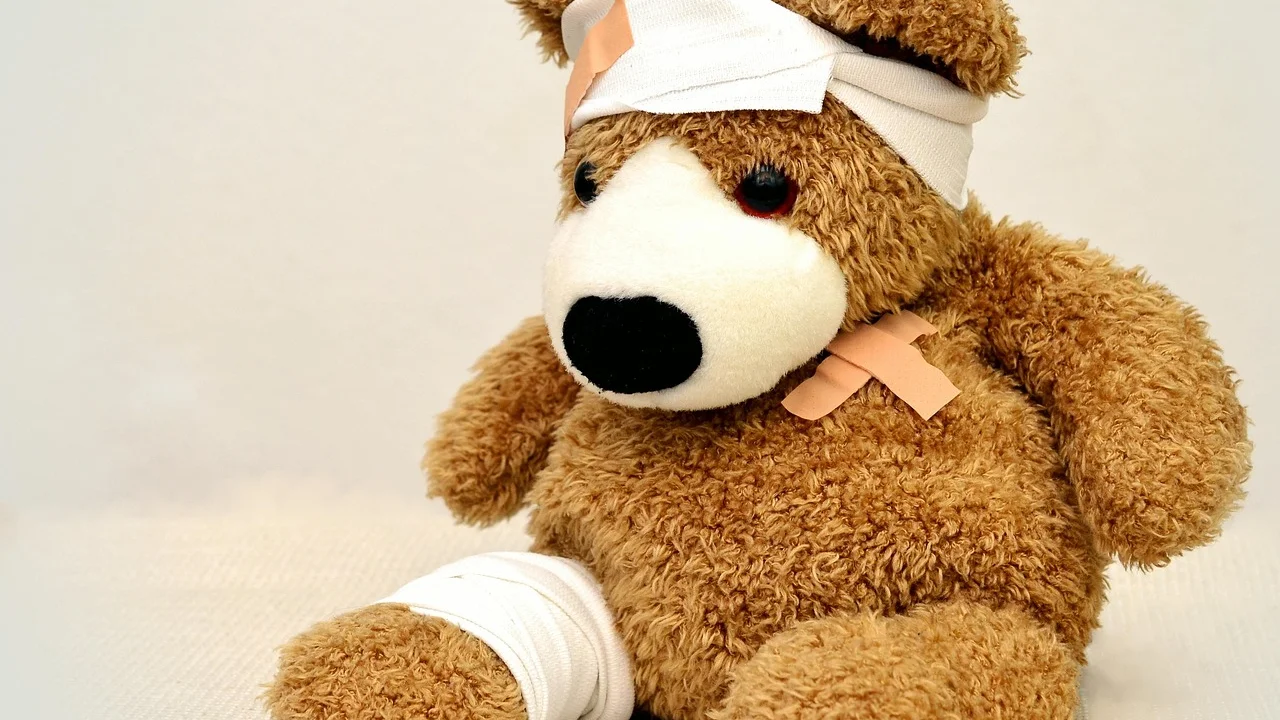 Mãos segurando uma flor em momento de recuperação.