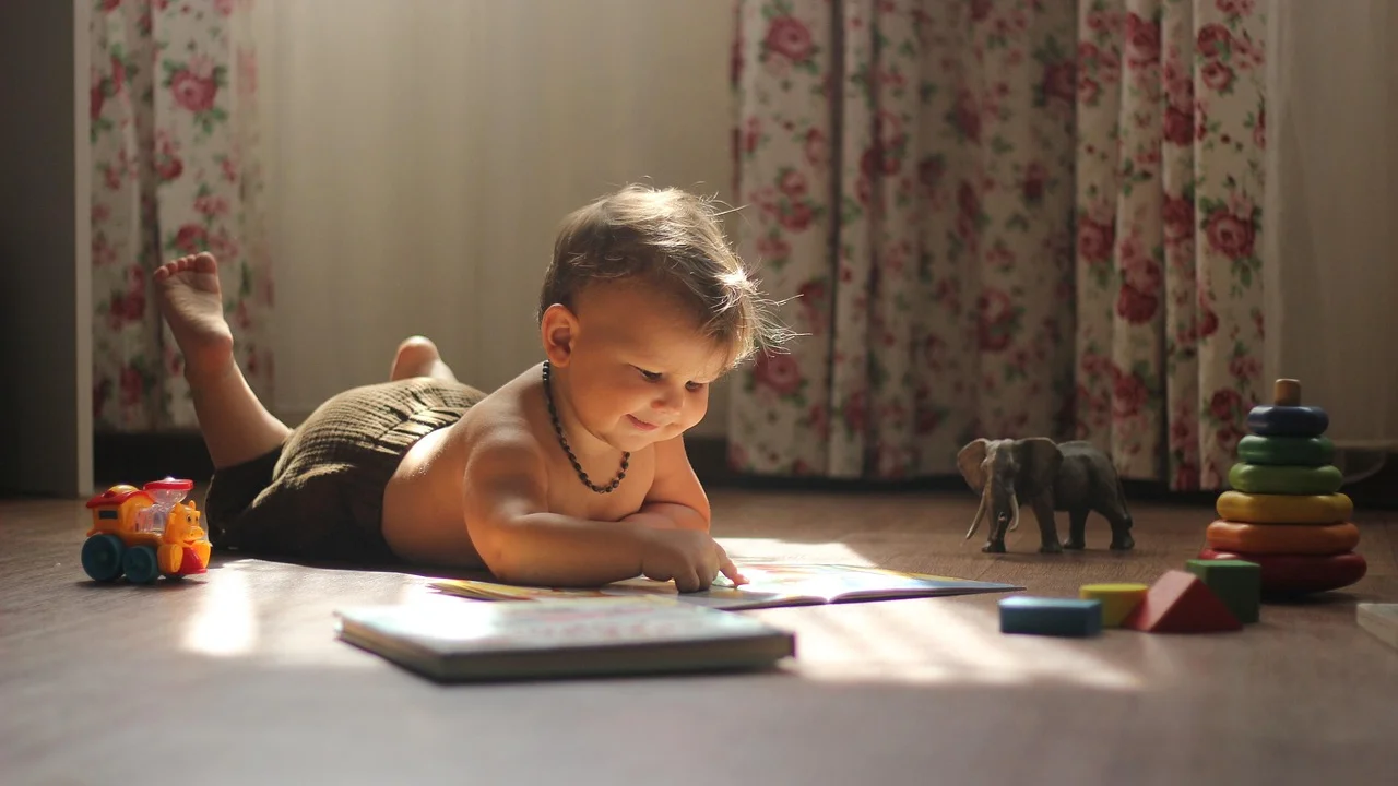 Criança pequena empilhando blocos durante uma brincadeira