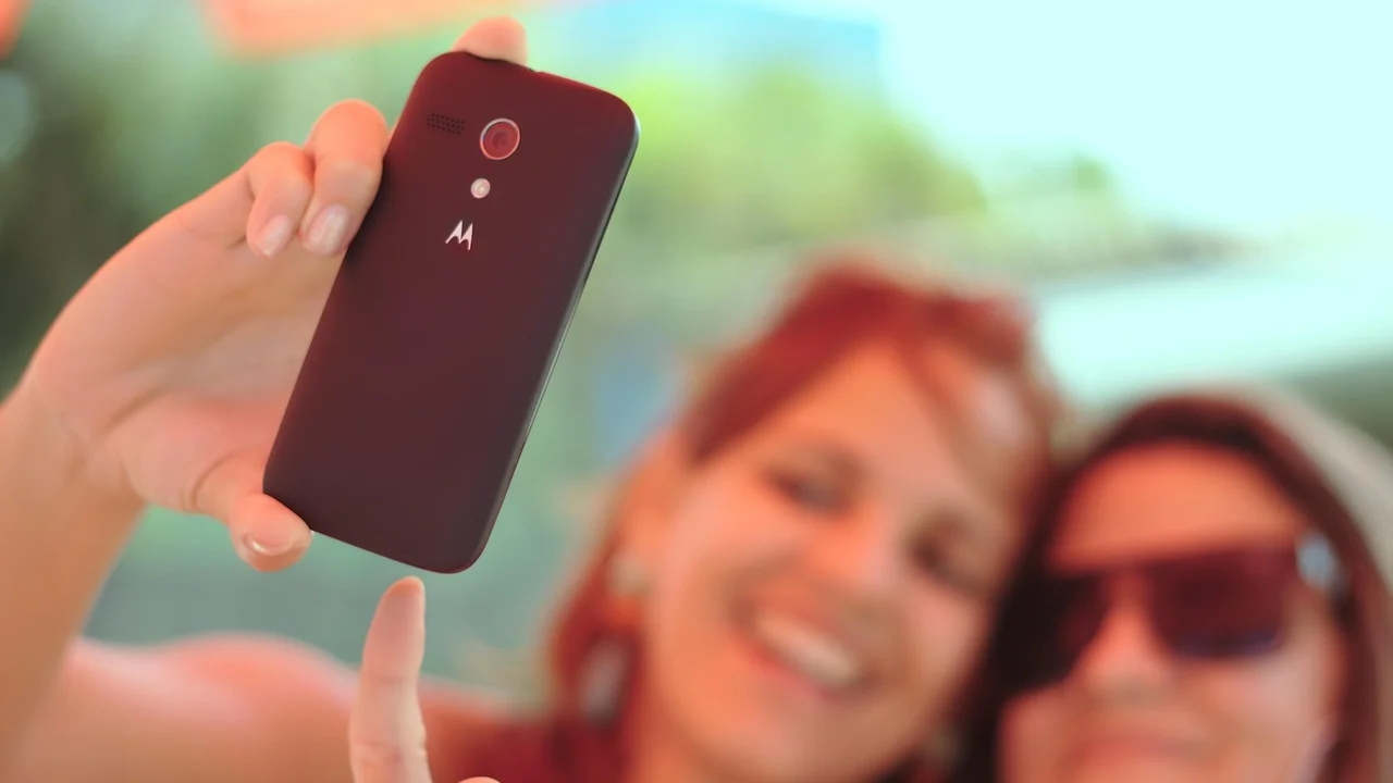 Amigos trocam mensagens e risadas pelo celular.