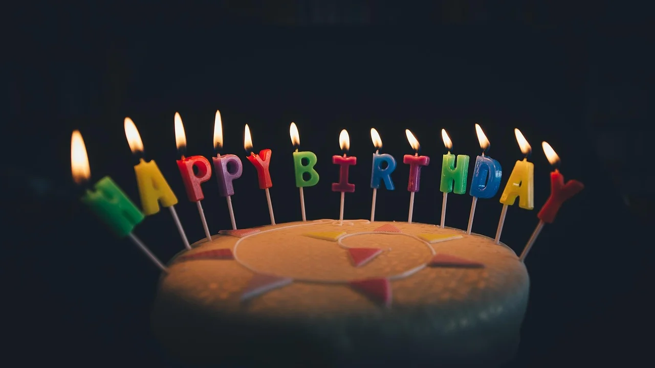 Adolescente celebra 15 anos com familiares e amigos