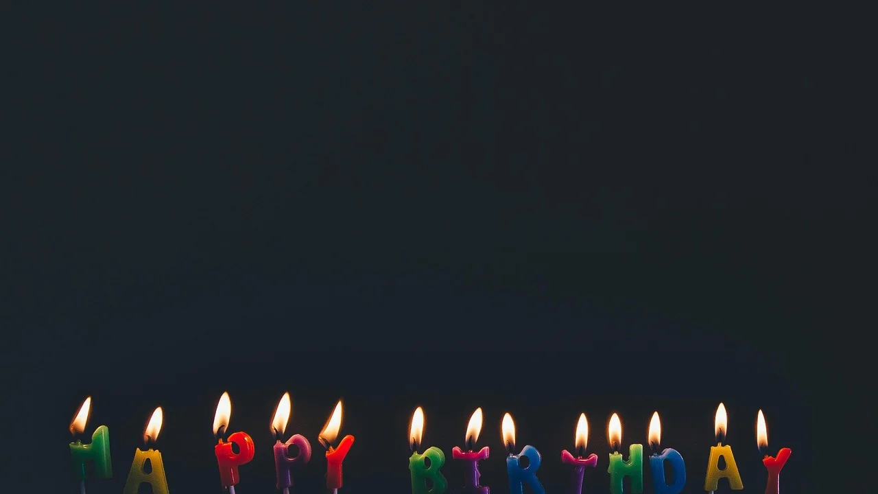 Amigas registram uma homenagem em dia de aniversário