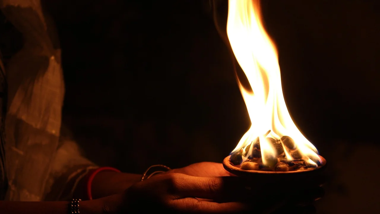 Luz suave na janela cria clima de descanso e serenidade.