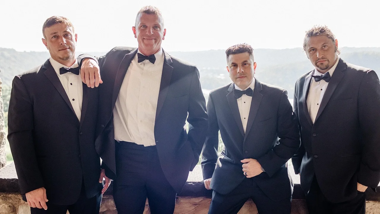 Amigos reunidos em uma celebração de casamento.