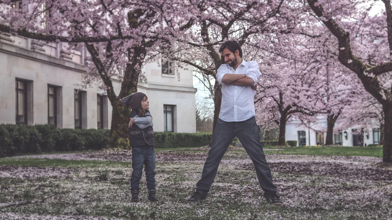 Foto antiga de pai e filho usada em uma mensagem