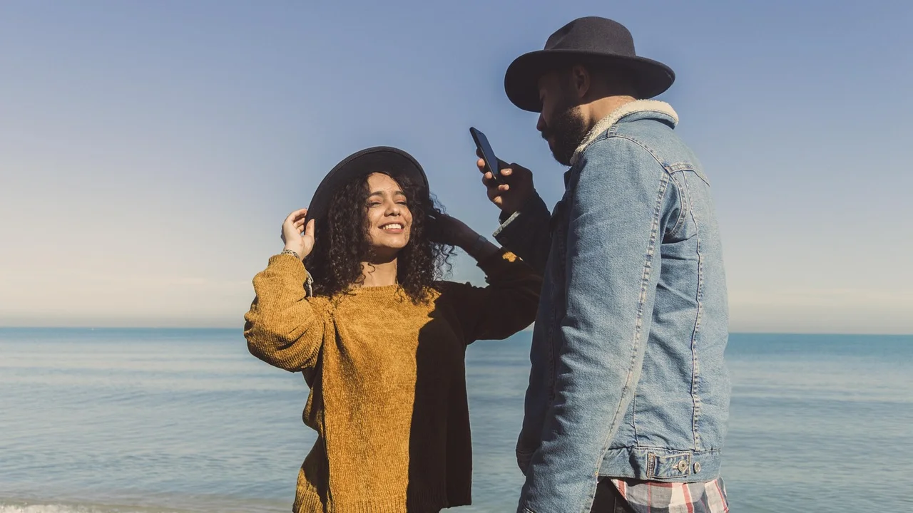 Casal troca mensagens carinhosas pelo celular.