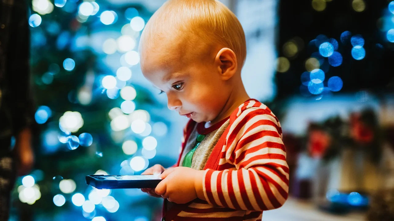 Celular com mensagem natalina aberta em conversa familiar
