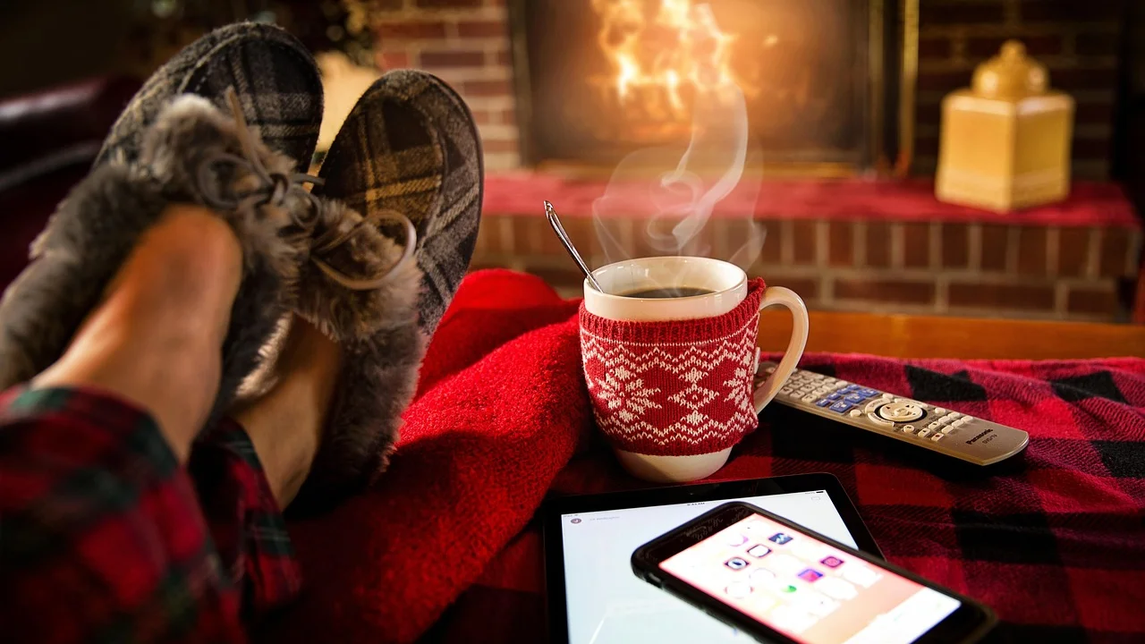 Decoração de Natal ao lado de telefone celular