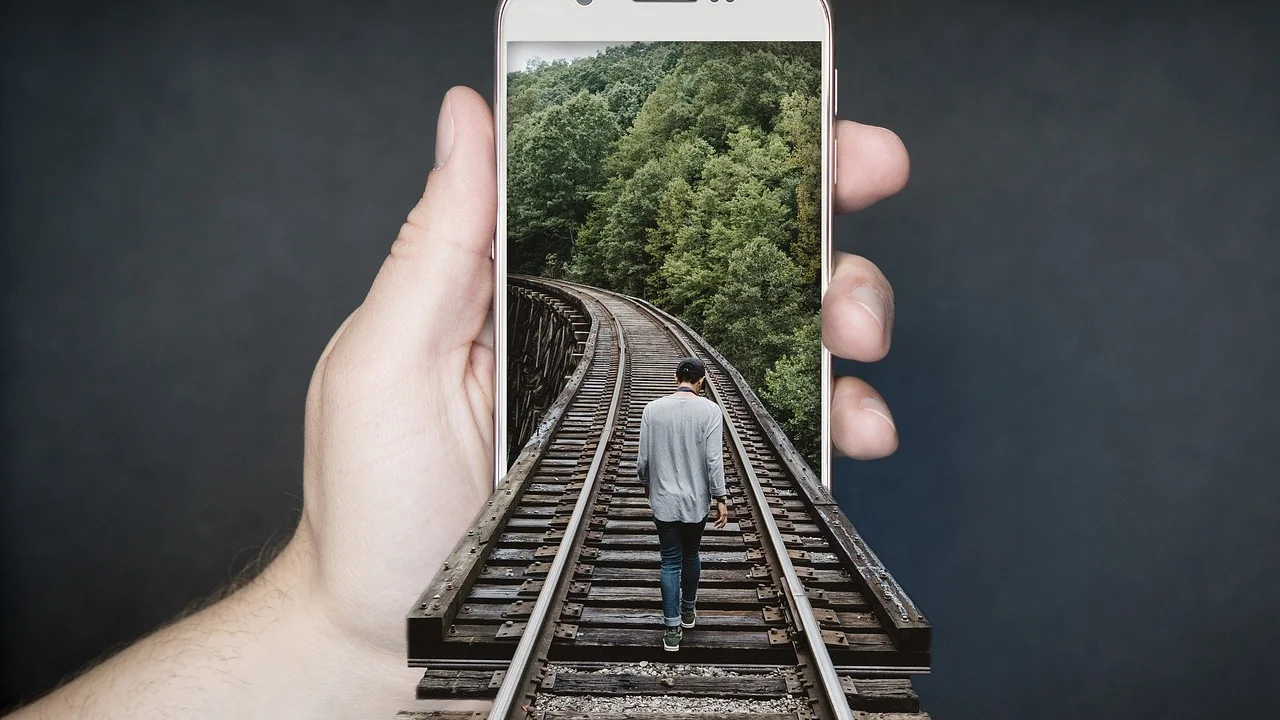 Mãos segurando celular durante uma conversa importante
