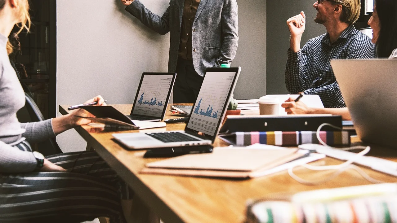 Profissionais participam de uma reunião de avaliação no trabalho.