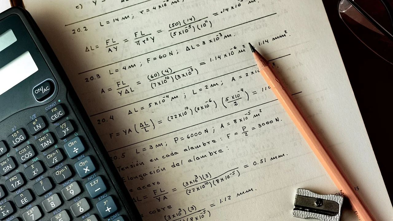 Fatoração em números primos anotada no papel