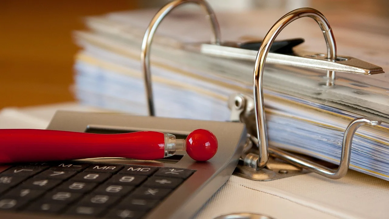 Documentos e dados organizados para emissão fiscal