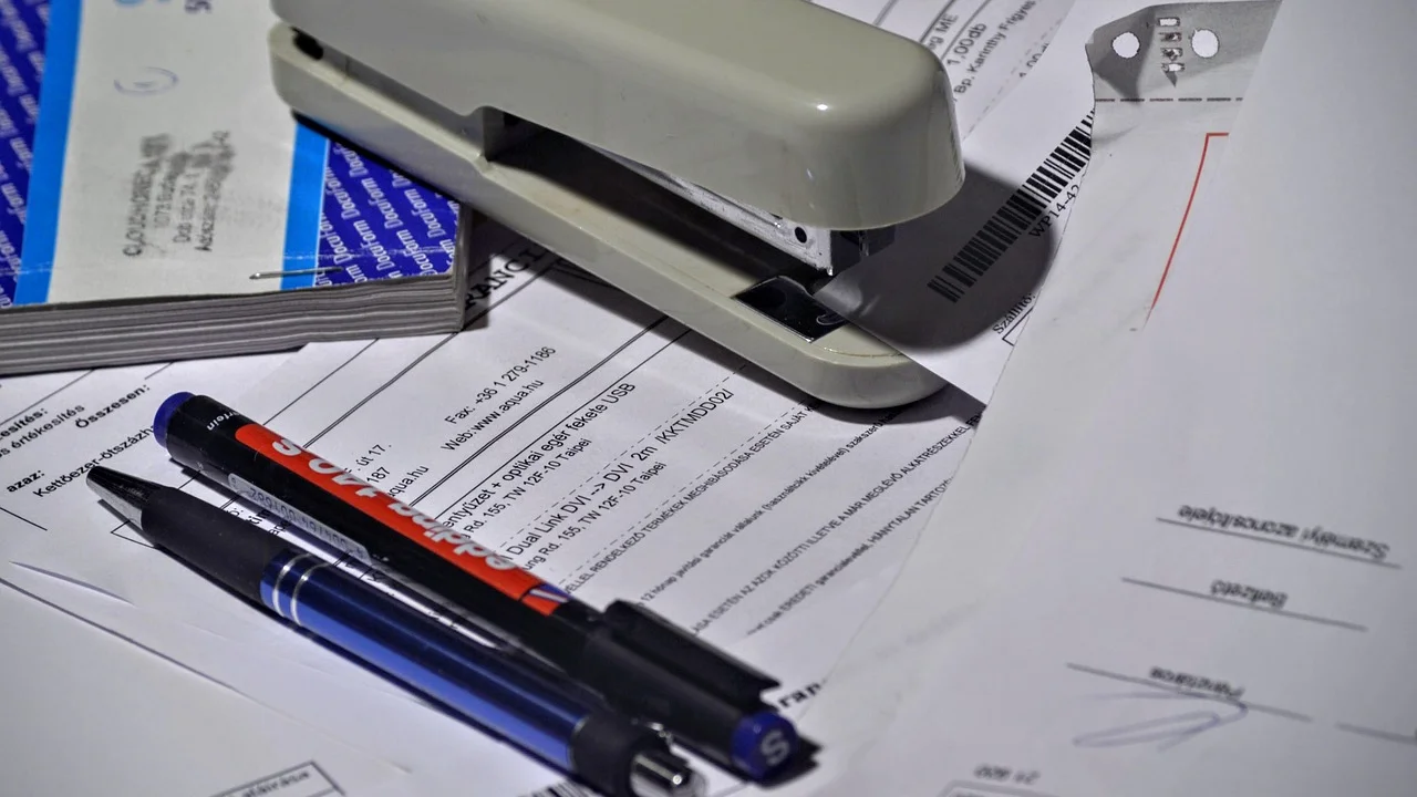 Empresária confere informações antes de emitir a nota