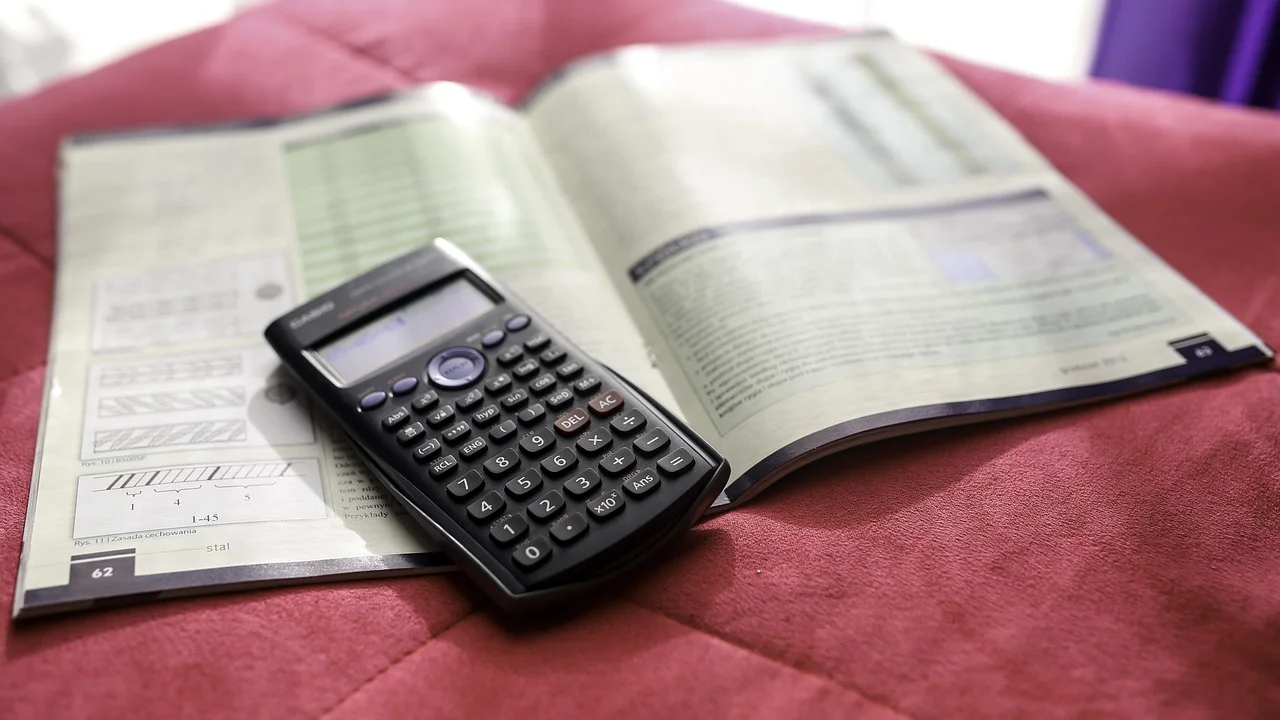 Calculadora exibindo um número em formato exponencial