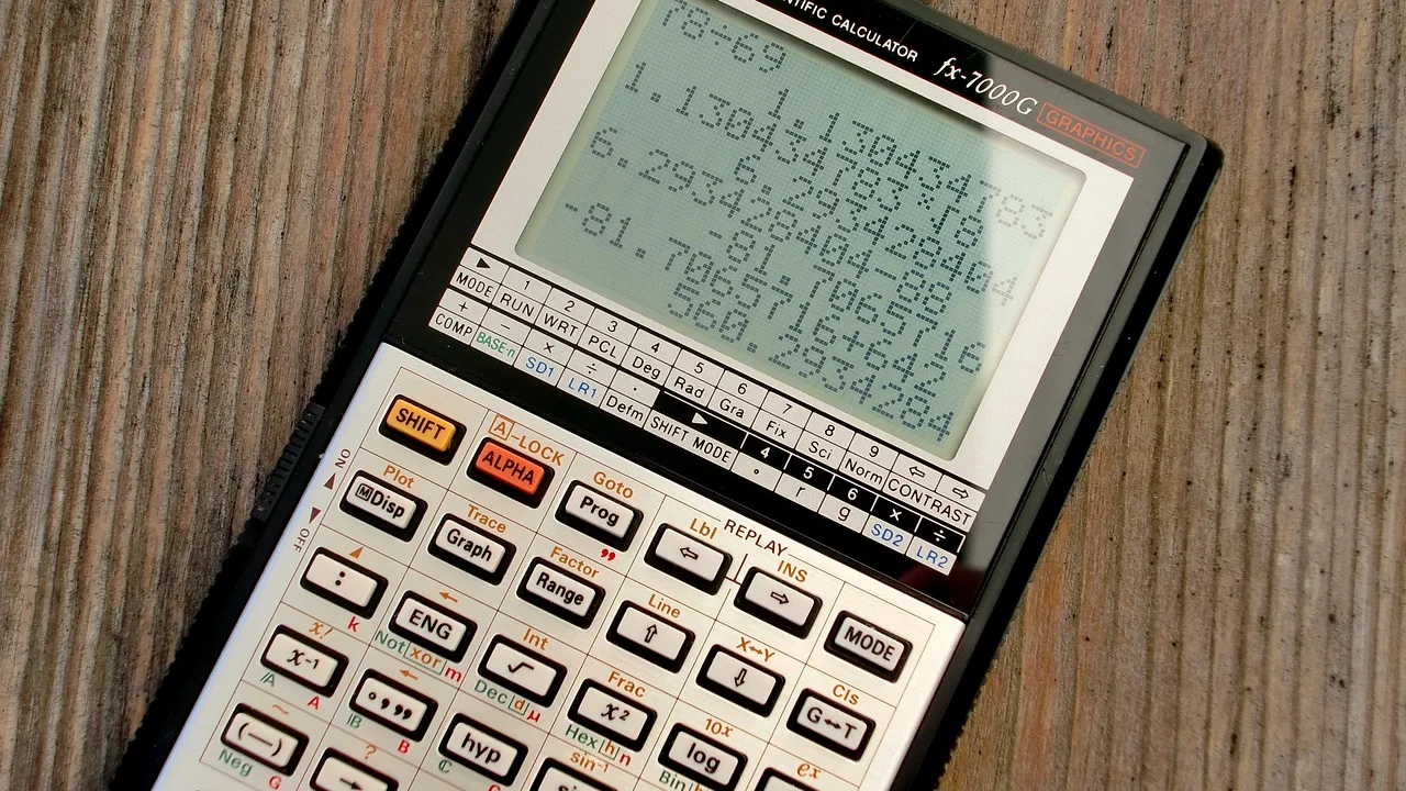 Anotações matemáticas ao lado de uma régua de medição