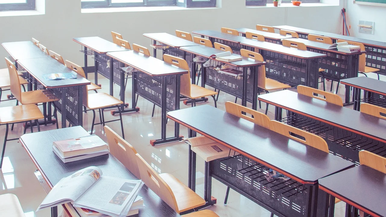 Crianças usam materiais concretos em experiência de aprendizagem.