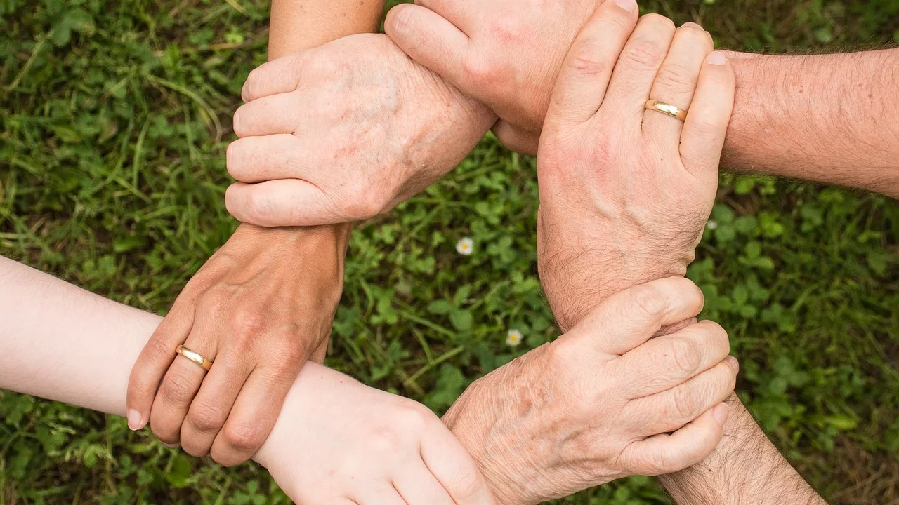 Mãos unidas representam inclusão e apoio mútuo