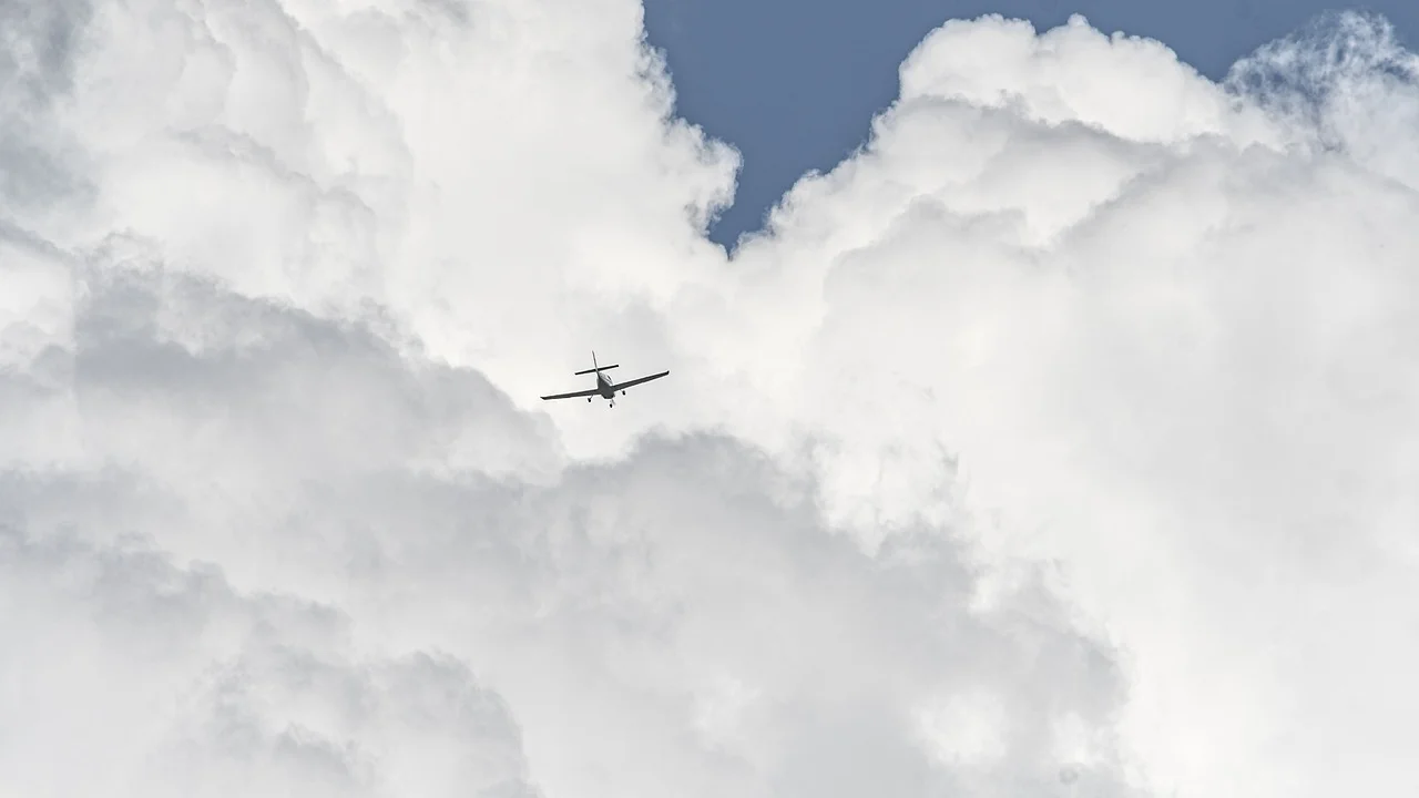 Passageiro observa a paisagem pela janela da aeronave.
