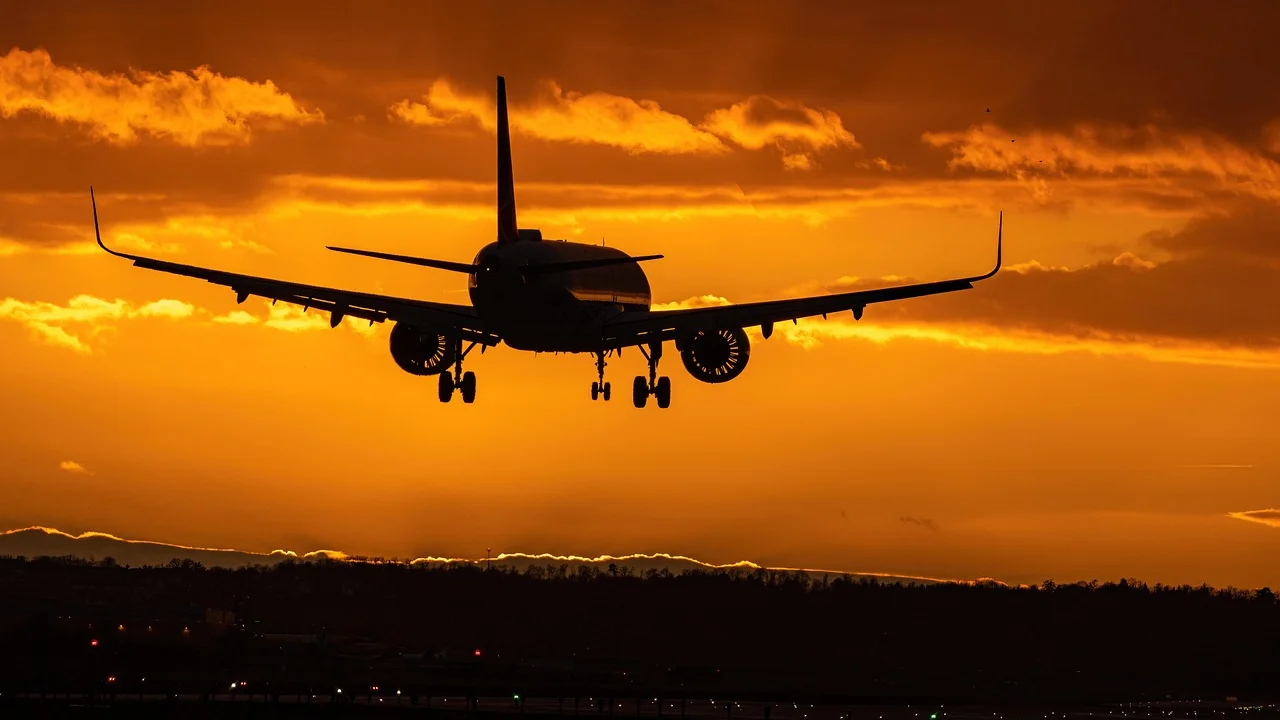 Aeronave se prepara para decolar em uma pista.