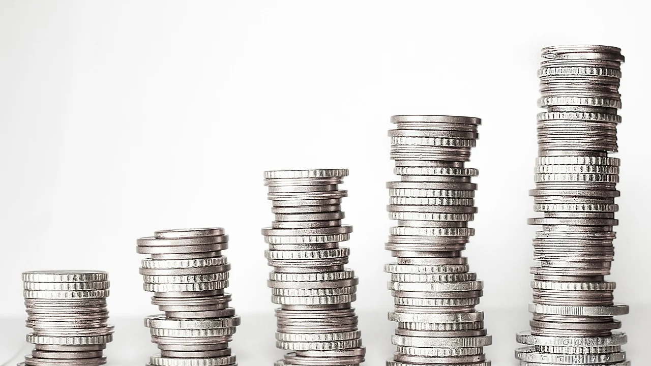 Caderno de planejamento financeiro ao lado de uma Bíblia.