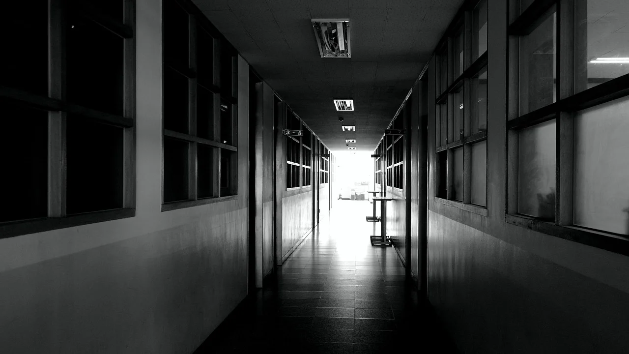 Quadro escolar reforça o tema de ensino e amadurecimento.
