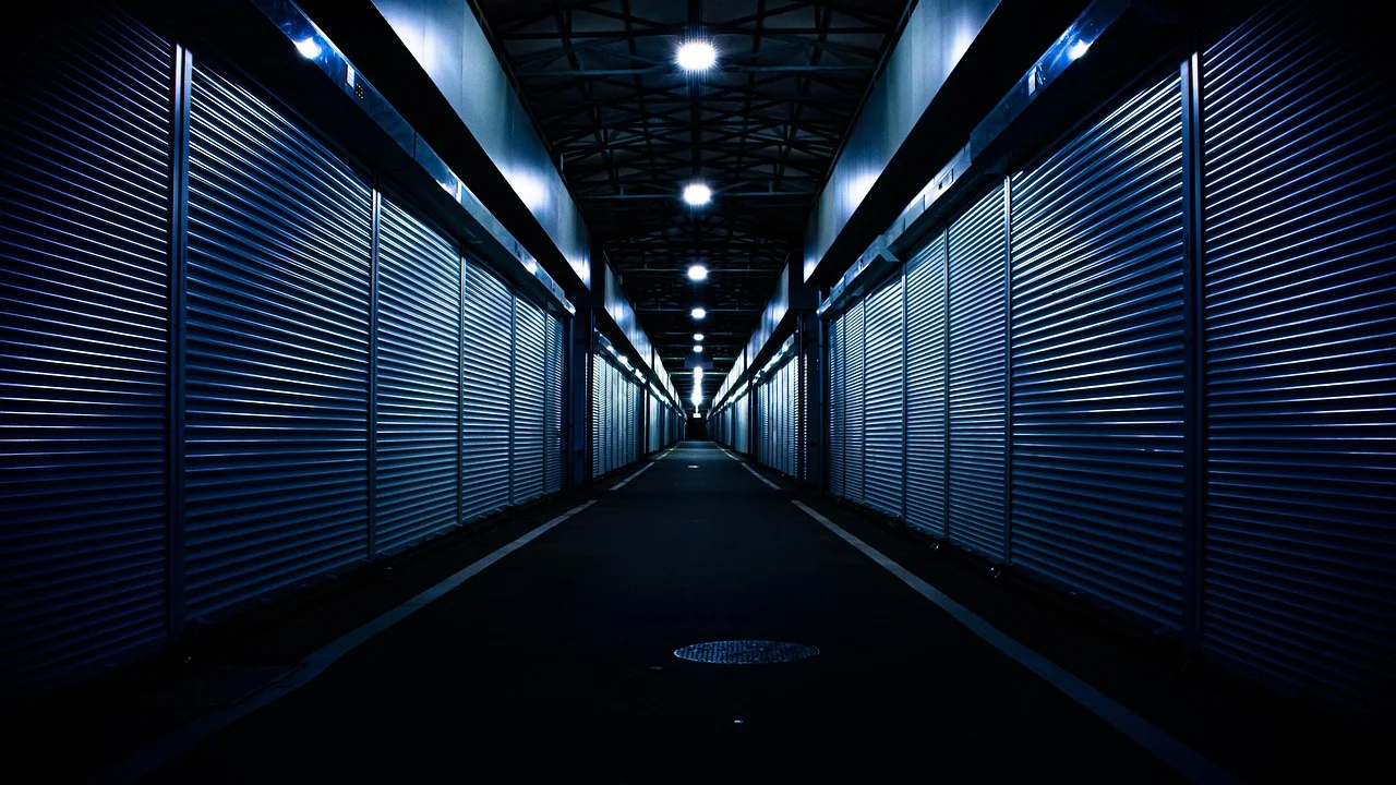 Corredor escuro com uma luz suave ao fundo