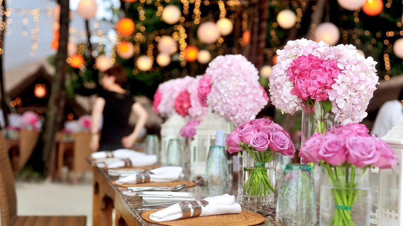 Decoração simples de festa com luzes e flores
