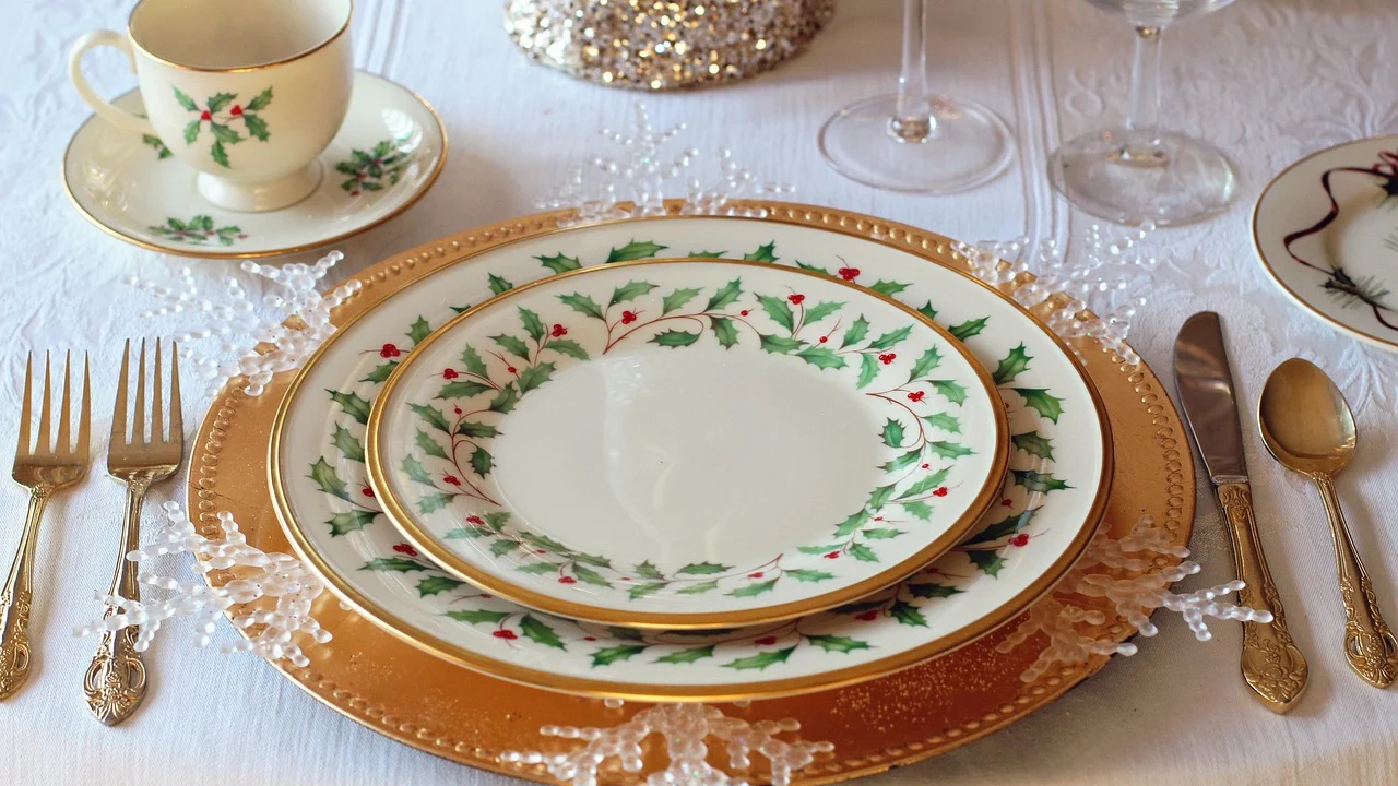 Bíblia aberta ao lado de uma mesa de celebração