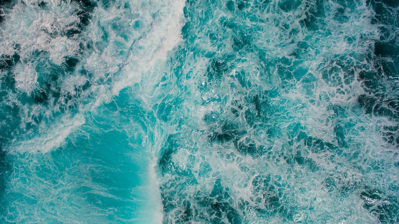 Ondas fortes mostram a força e a imprevisibilidade do oceano.