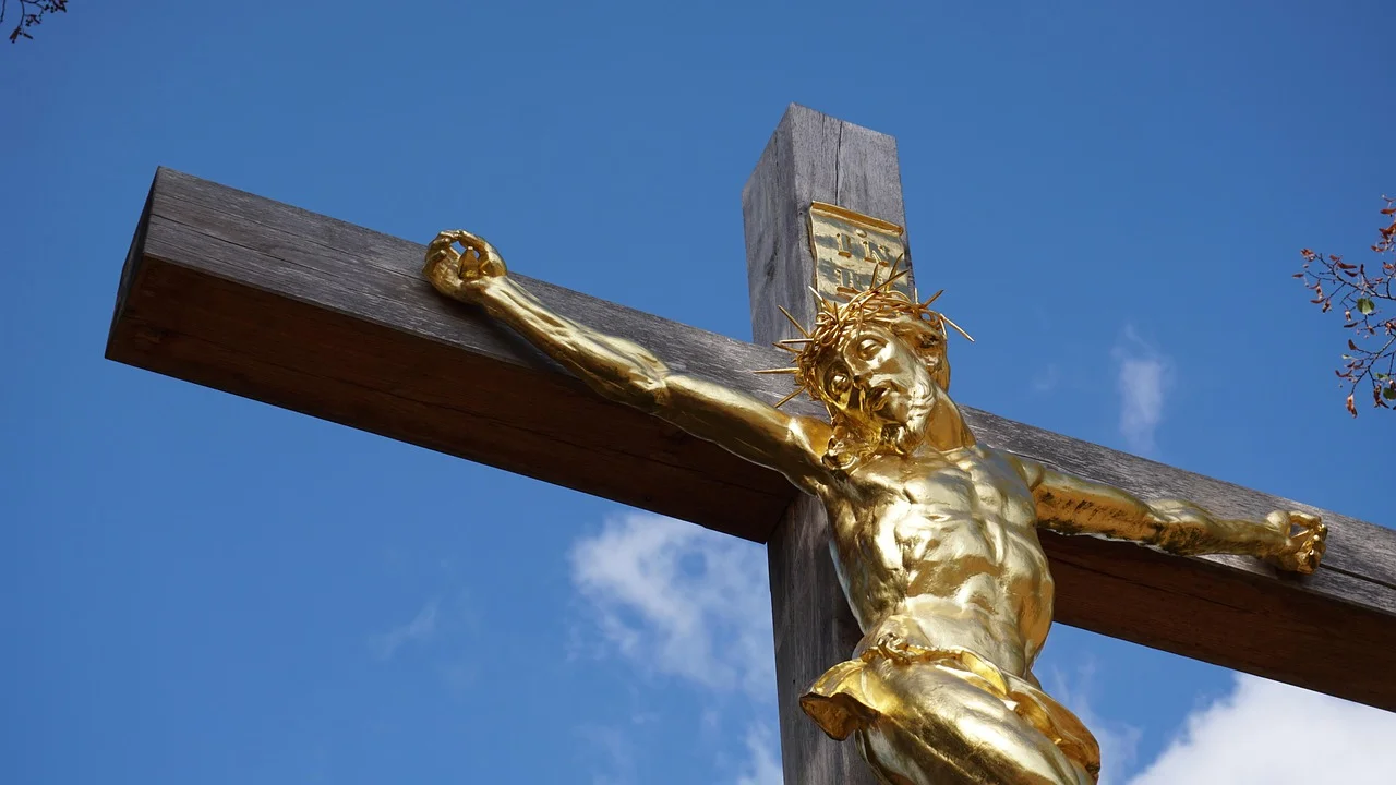Detalhe de uma aliança de ouro sobre páginas bíblicas