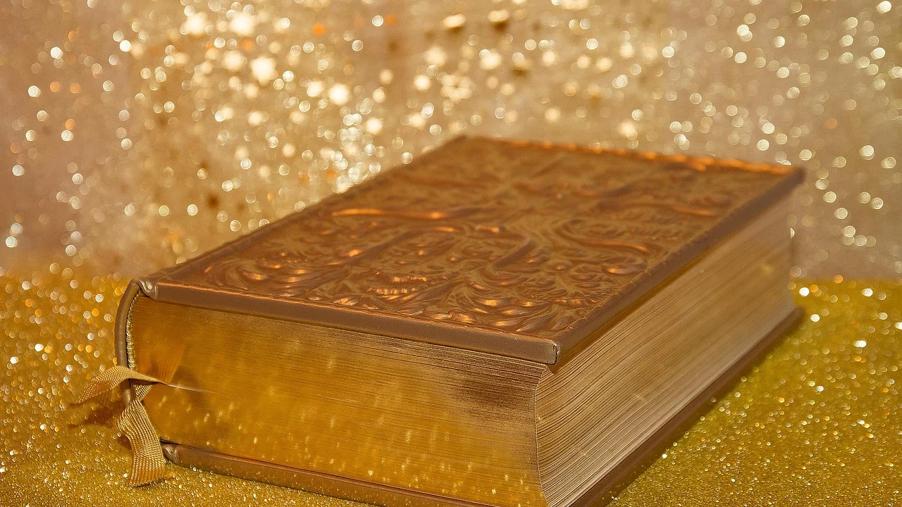 Luz dourada iluminando um livro aberto em ambiente sereno