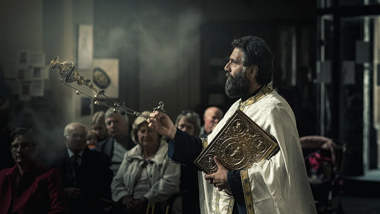 Padre em momento de oração em ambiente religioso.