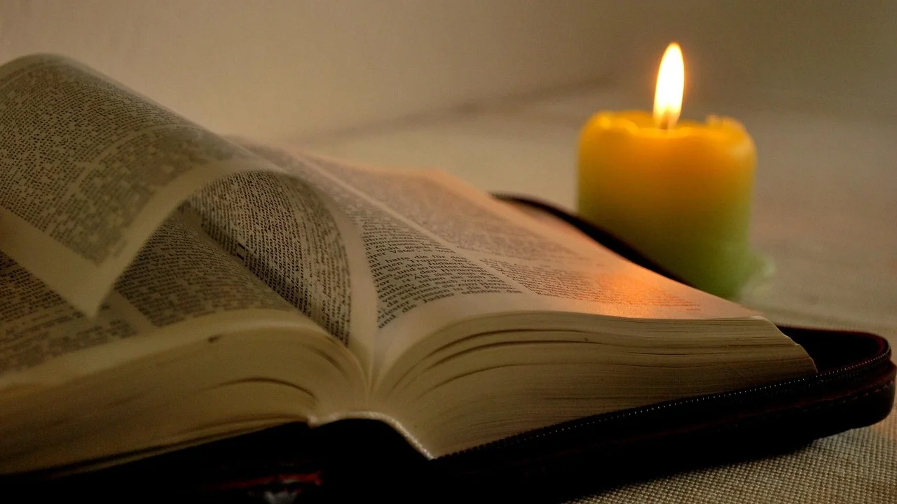 Bíblia aberta em ambiente calmo para reflexão espiritual.