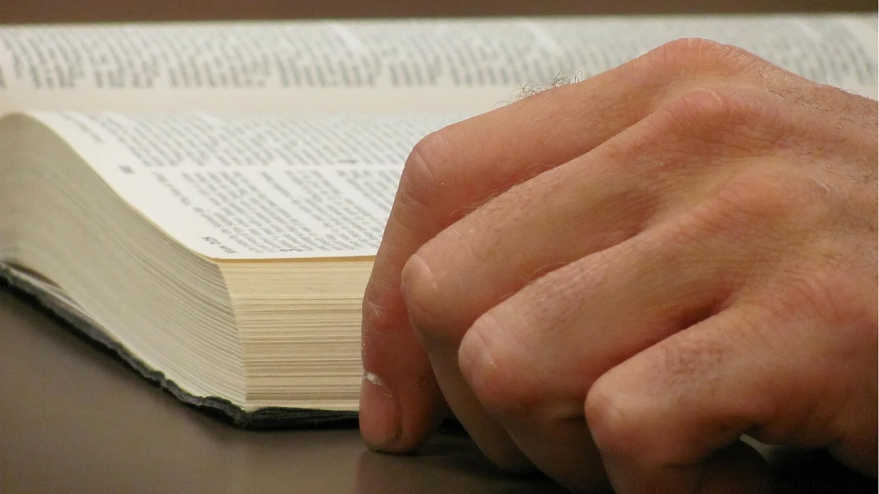 Leitura bíblica em ambiente calmo e iluminado