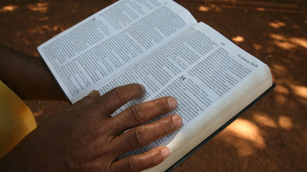 Caderno, caneta e Bíblia usados para reflexão pessoal