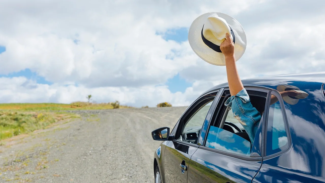 Mala pronta ao lado da porta remete a mudanças e novos caminhos.