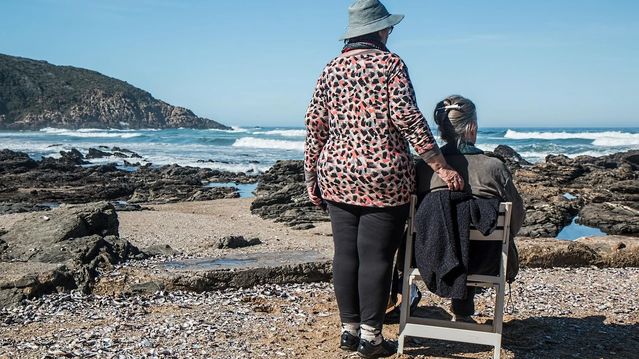 Diversidade de mulheres reunidas em atividade coletiva.