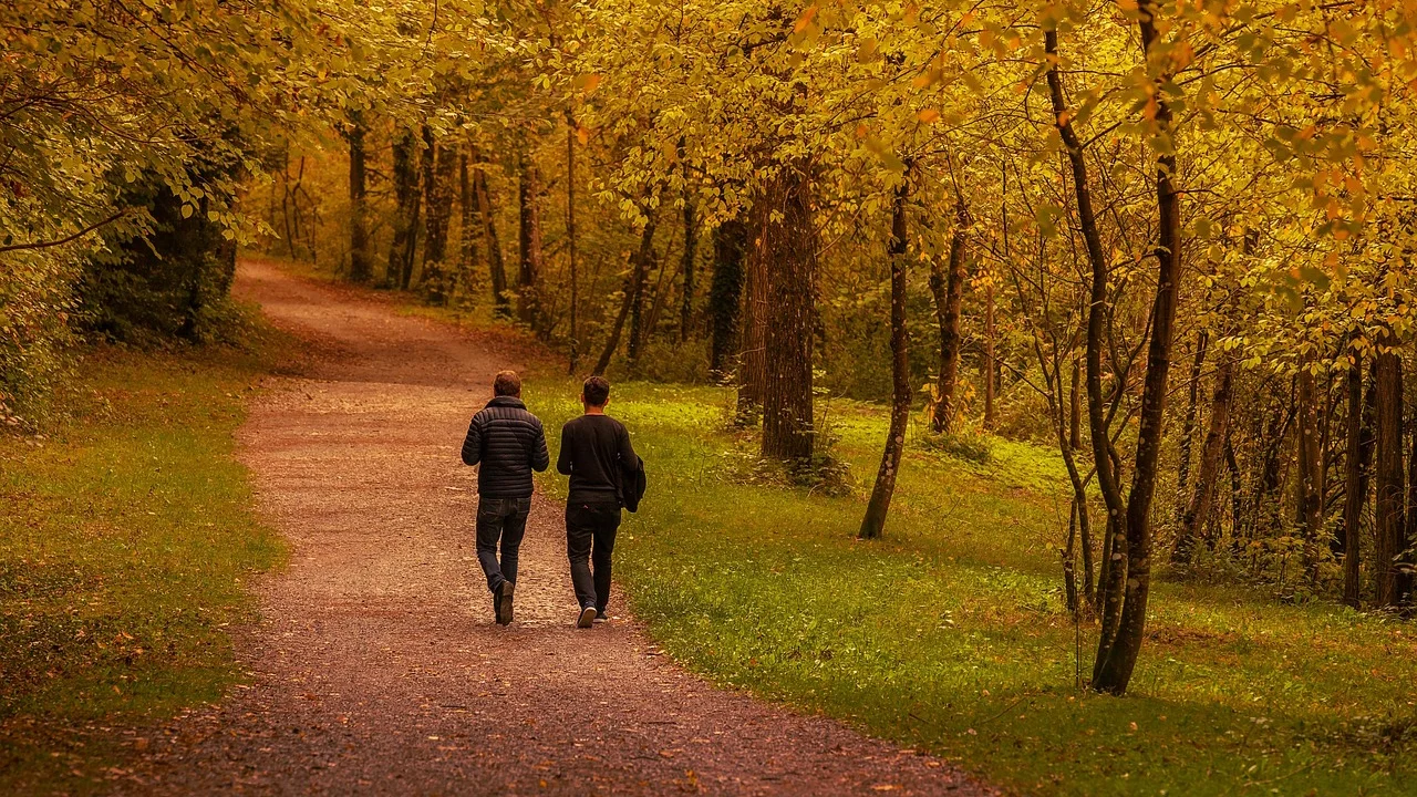 Duas pessoas conversam e compartilham pontos de vista diferentes.